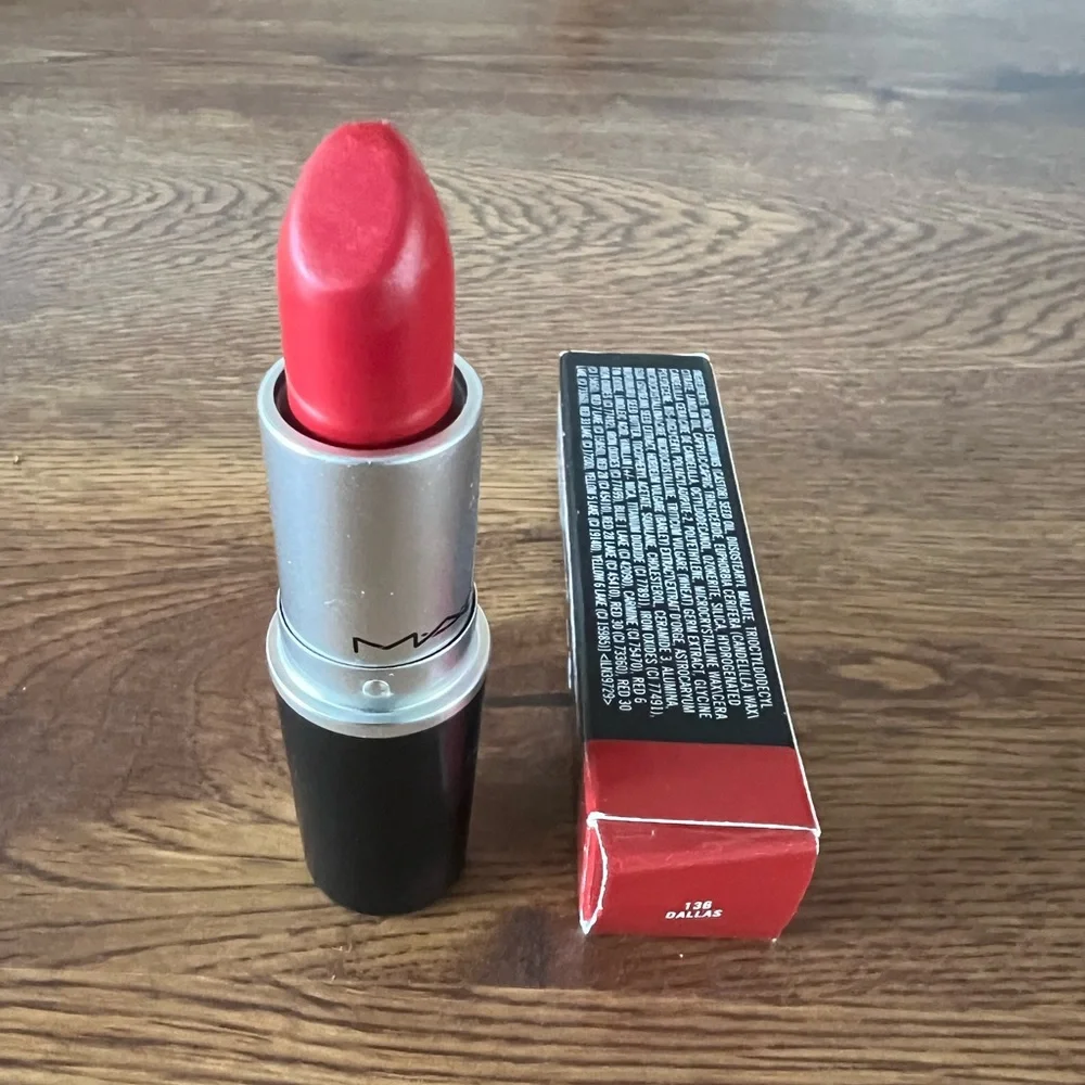 Mac Dallas 136 Amplified Lipstick new